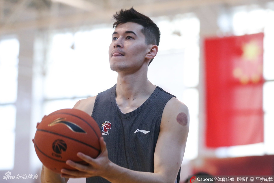 新疆男篮赛前备战 可兰戴牙套