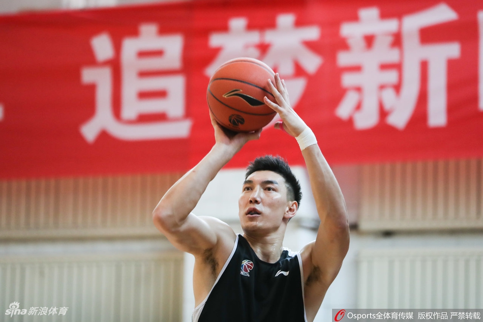 新疆男篮赛前备战 可兰戴牙套