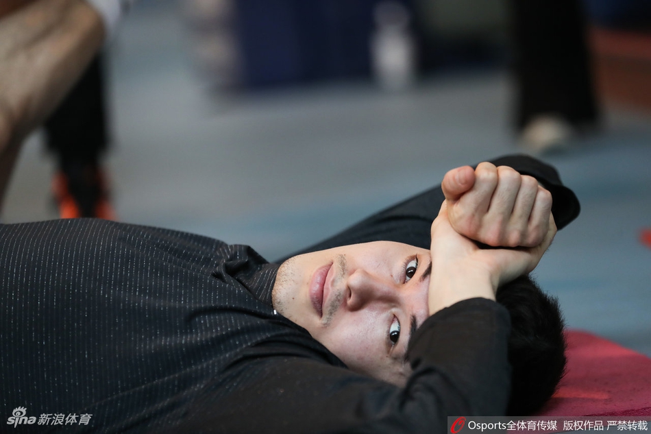 新疆男篮赛前备战 可兰戴牙套