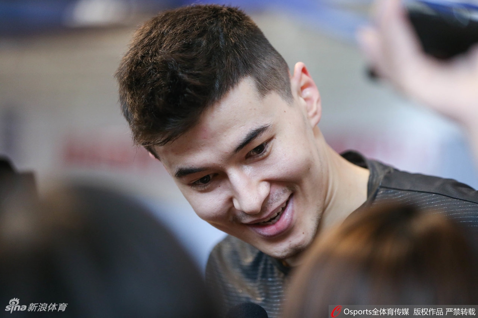 新疆男篮赛前备战 可兰戴牙套