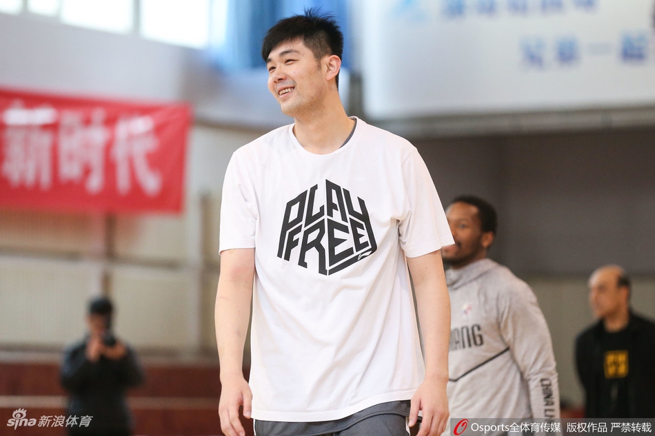 新疆男篮赛前备战 可兰戴牙套