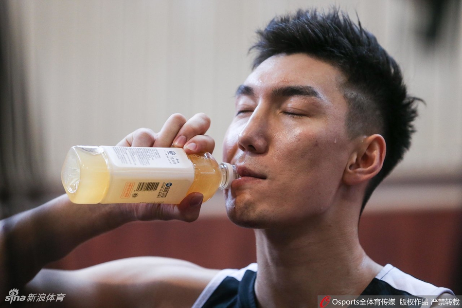 新疆男篮赛前备战 可兰戴牙套