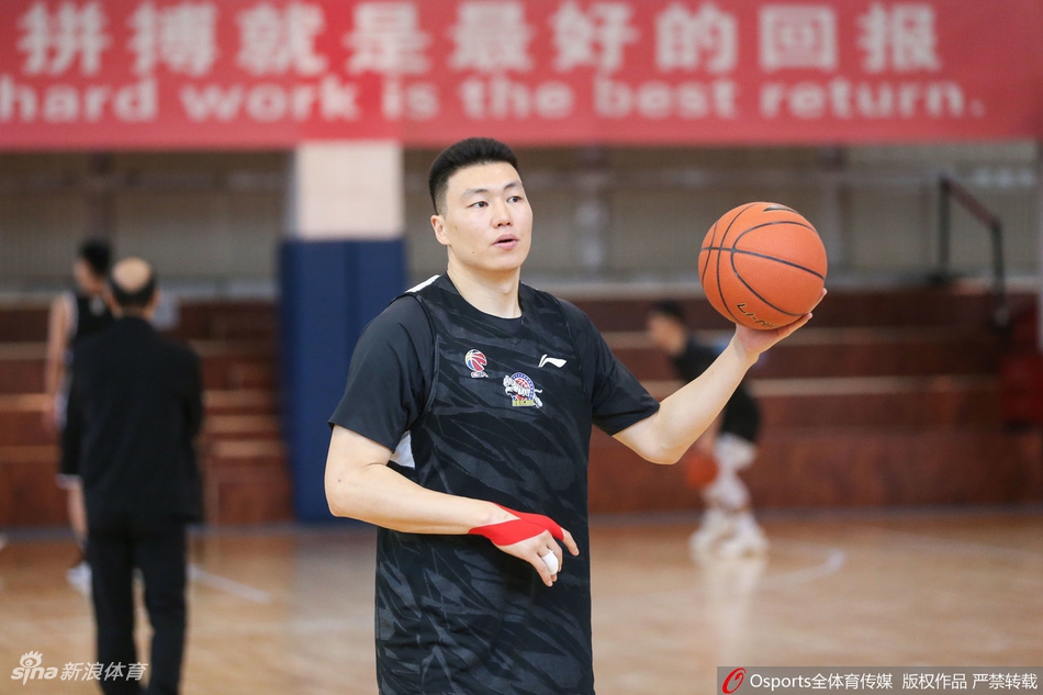 新疆男篮赛前备战 可兰戴牙套