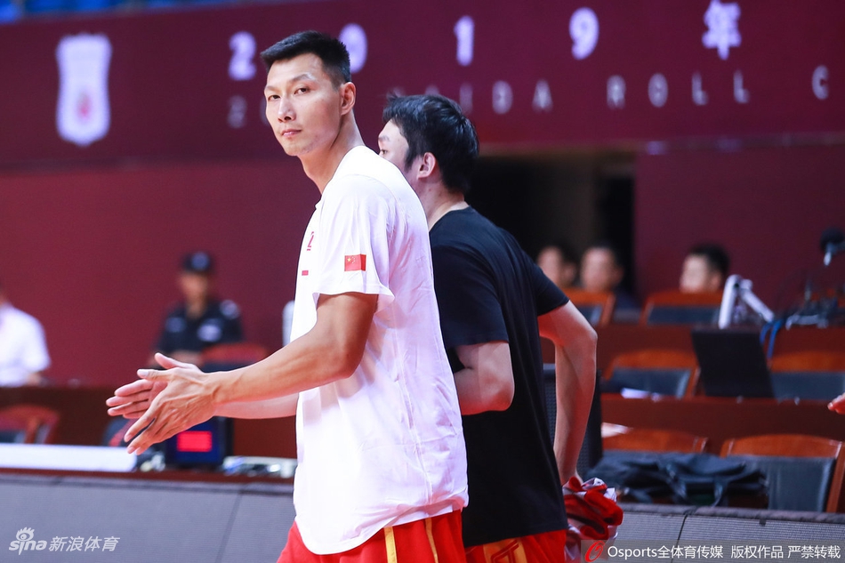 男篮赛前训练阿联郭艾伦受关注