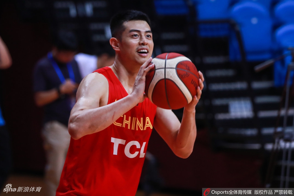 男篮赛前训练阿联郭艾伦受关注