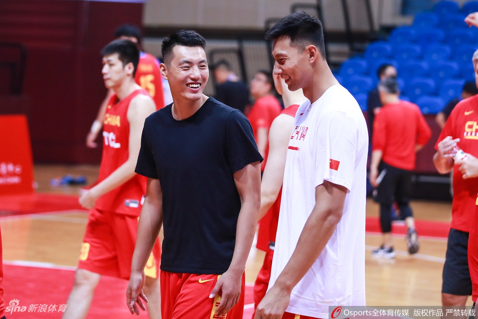 男篮赛前训练阿联郭艾伦受关注