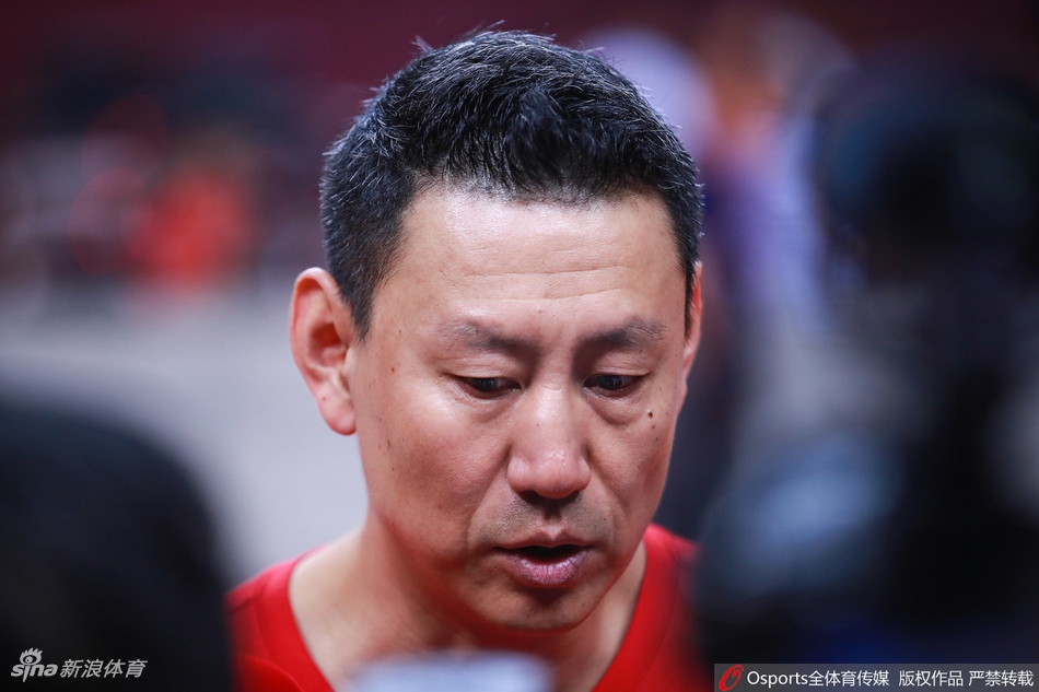 男篮赛前训练阿联郭艾伦受关注