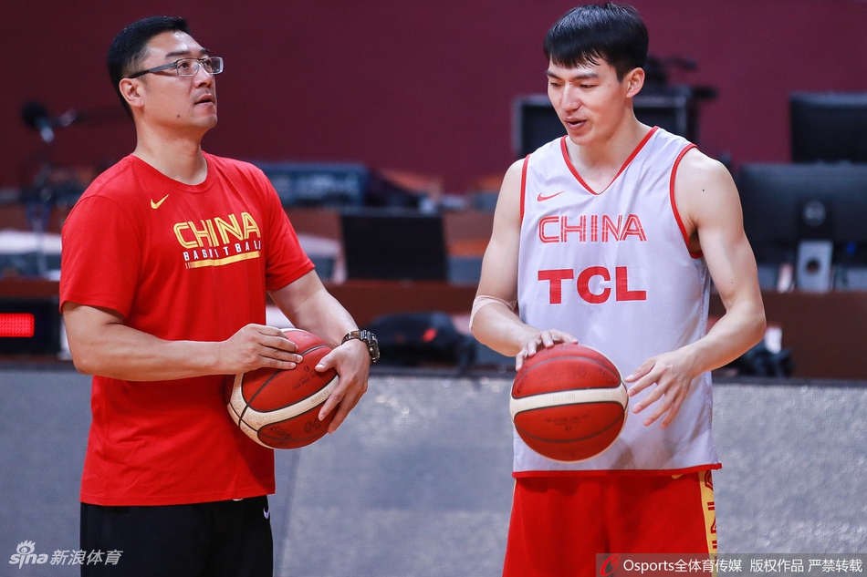 男篮赛前训练阿联郭艾伦受关注