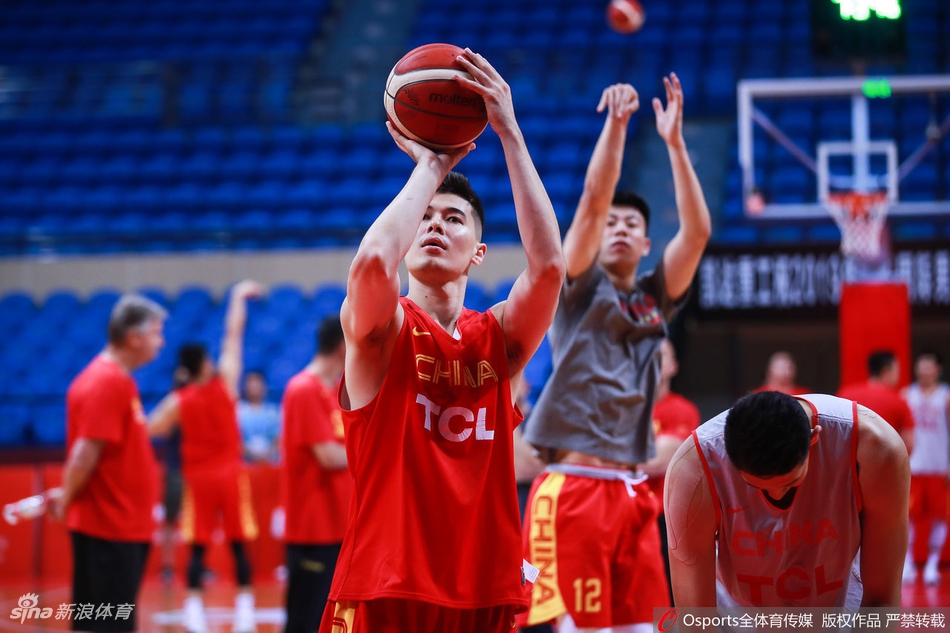 男篮赛前训练阿联郭艾伦受关注