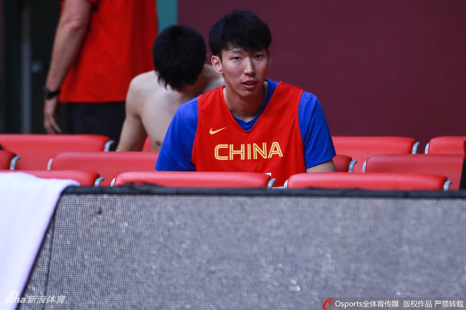 男篮赛前训练阿联郭艾伦受关注