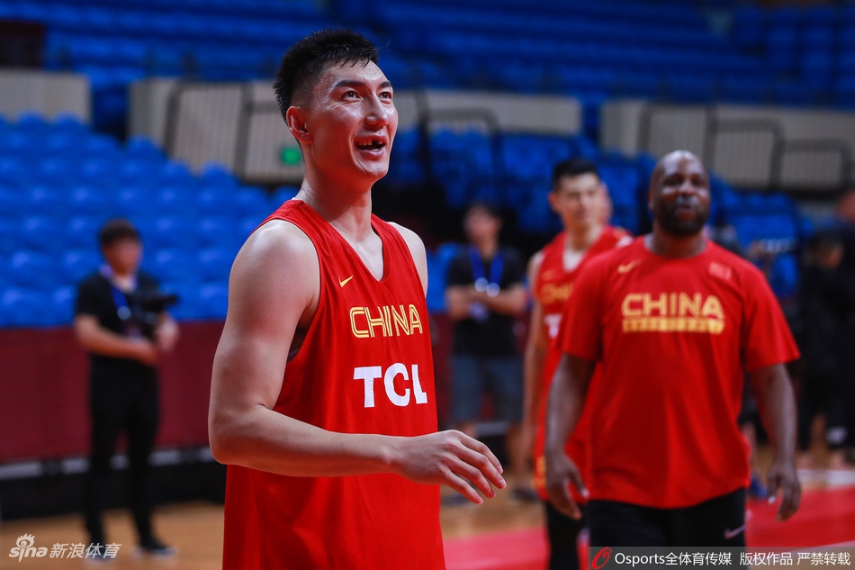 男篮赛前训练阿联郭艾伦受关注