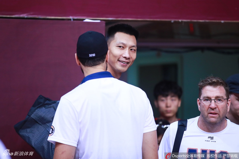 男篮赛前训练阿联郭艾伦受关注