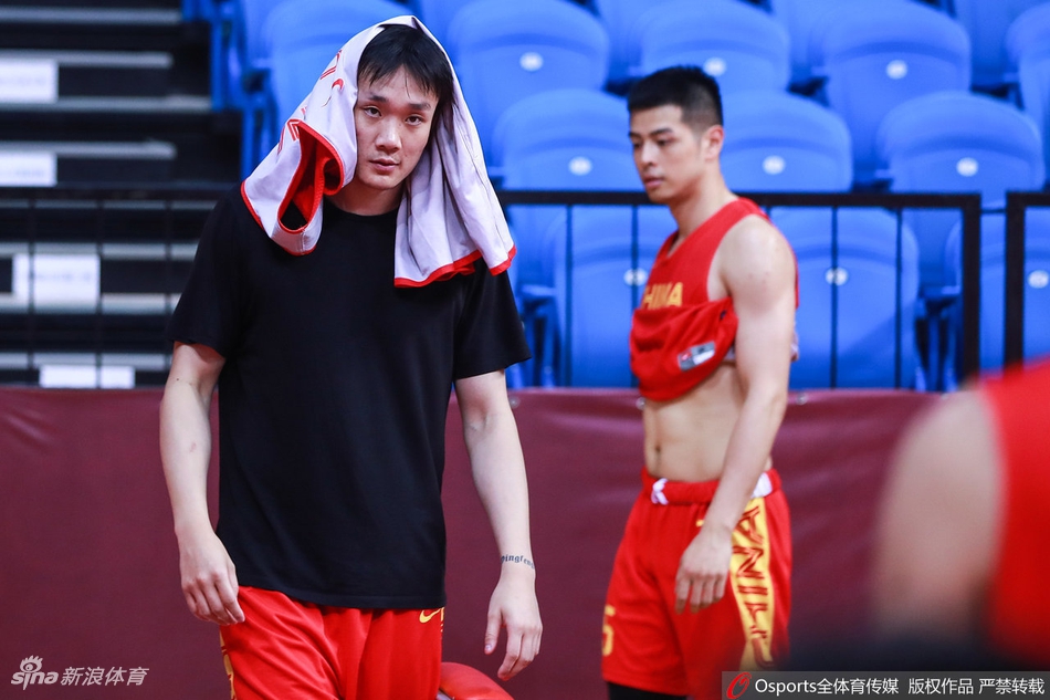 男篮赛前训练阿联郭艾伦受关注