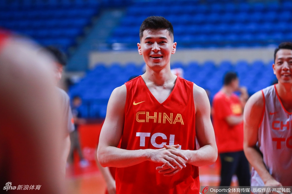 男篮赛前训练阿联郭艾伦受关注