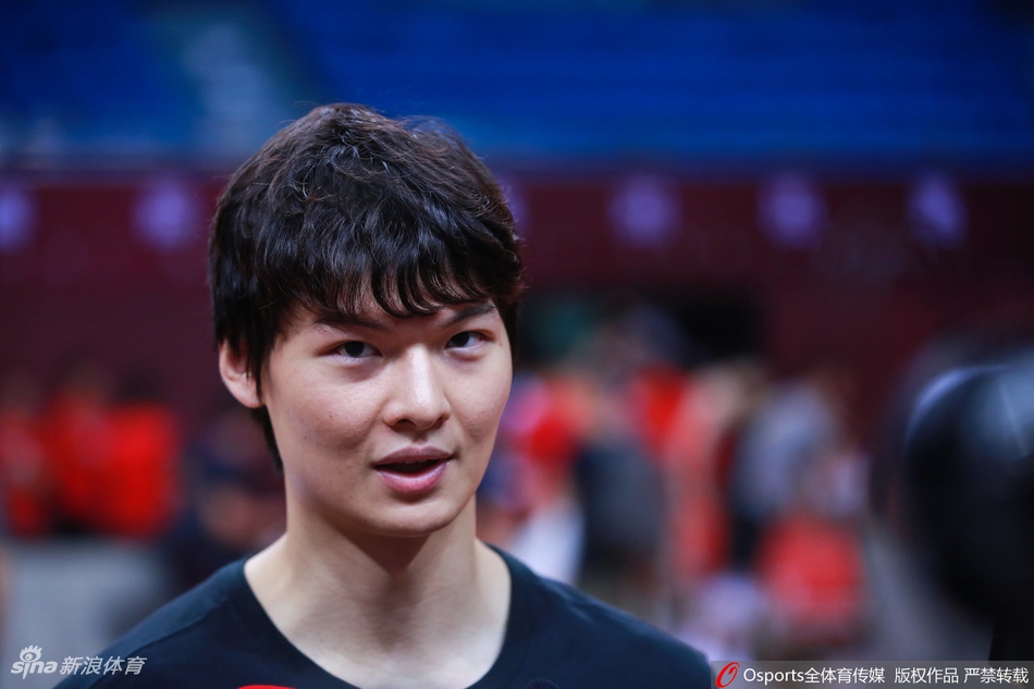 男篮赛前训练阿联郭艾伦受关注