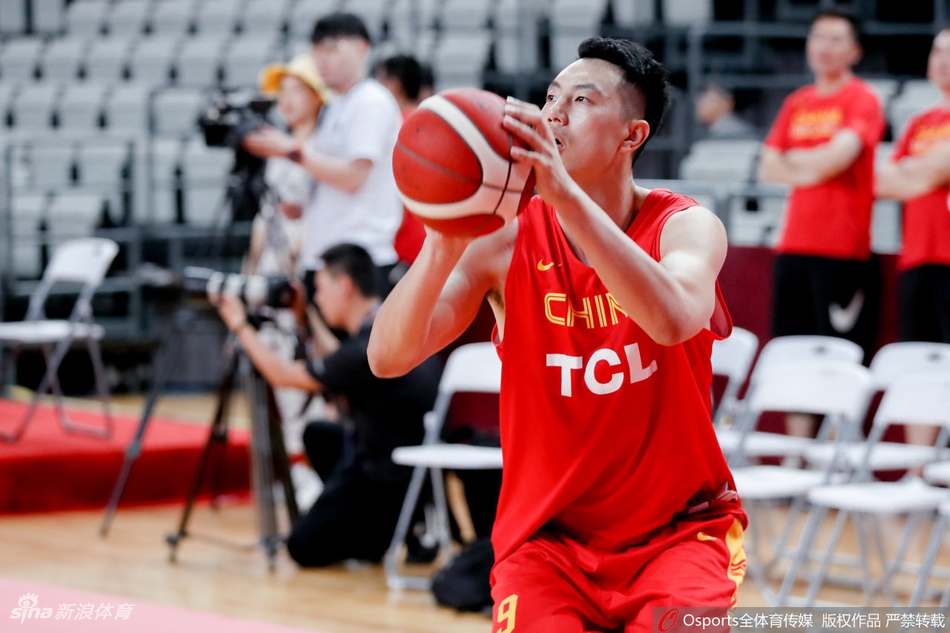 中国男篮赛前训练备战喀麦隆