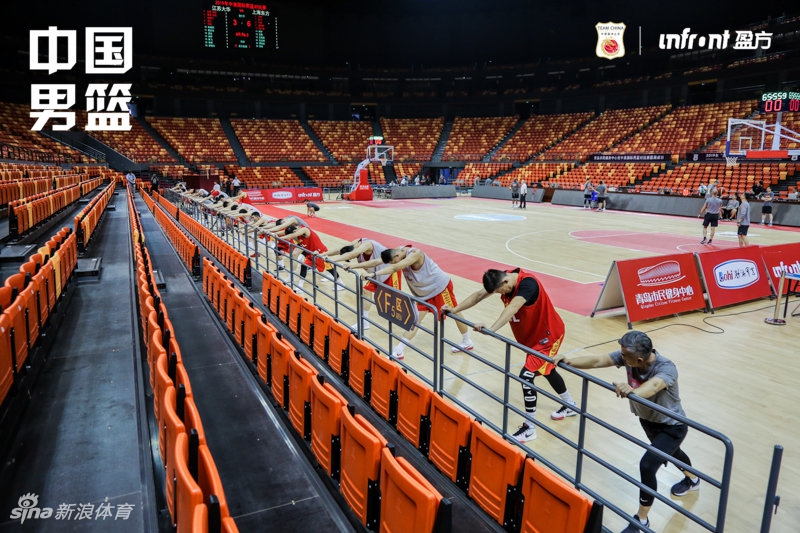 中国男篮踩场训练备战热身赛