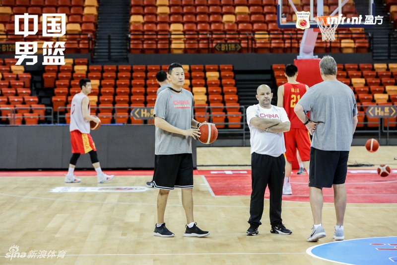 中国男篮踩场训练备战热身赛