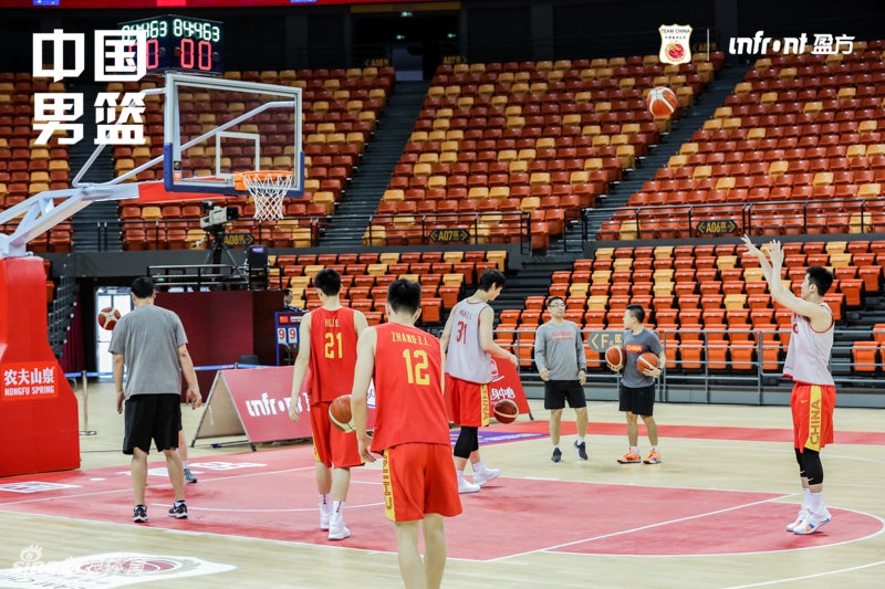 中国男篮踩场训练备战热身赛