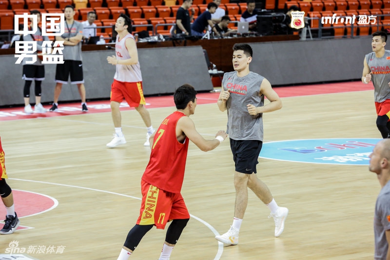 中国男篮踩场训练备战热身赛