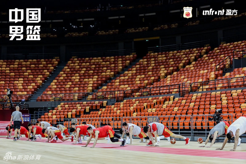 中国男篮踩场训练备战热身赛