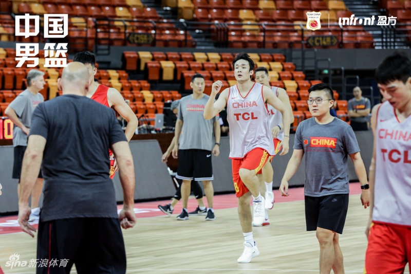 中国男篮踩场训练备战热身赛