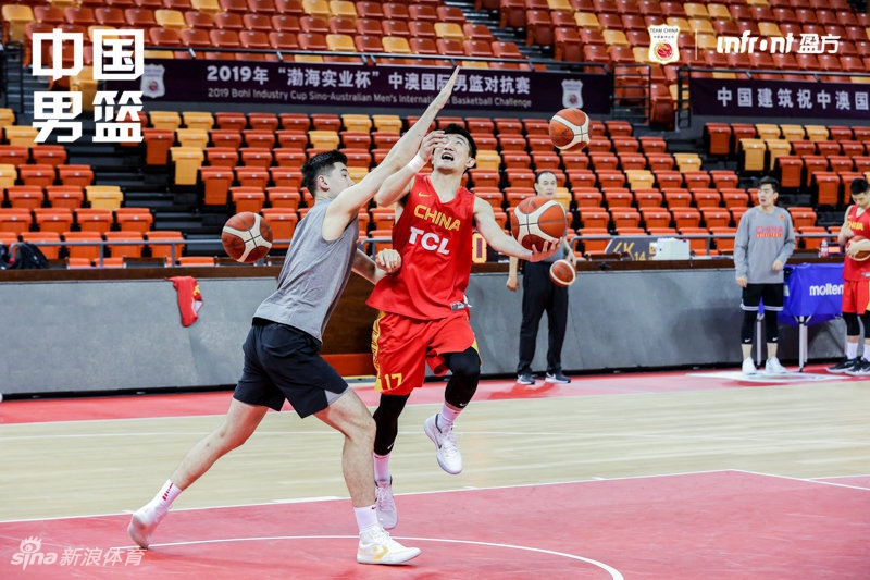中国男篮踩场训练备战热身赛