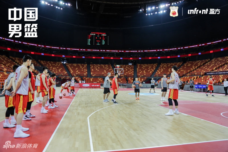 中国男篮踩场训练备战热身赛