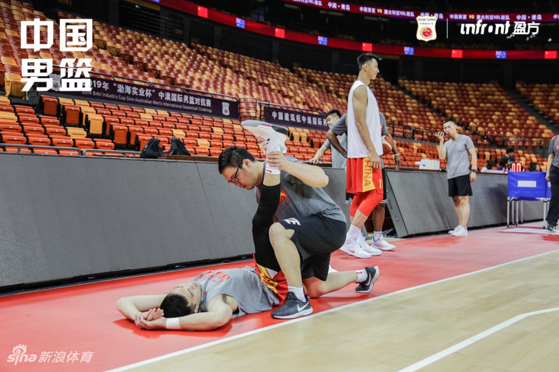 中国男篮踩场训练备战热身赛