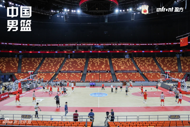 中国男篮踩场训练备战热身赛