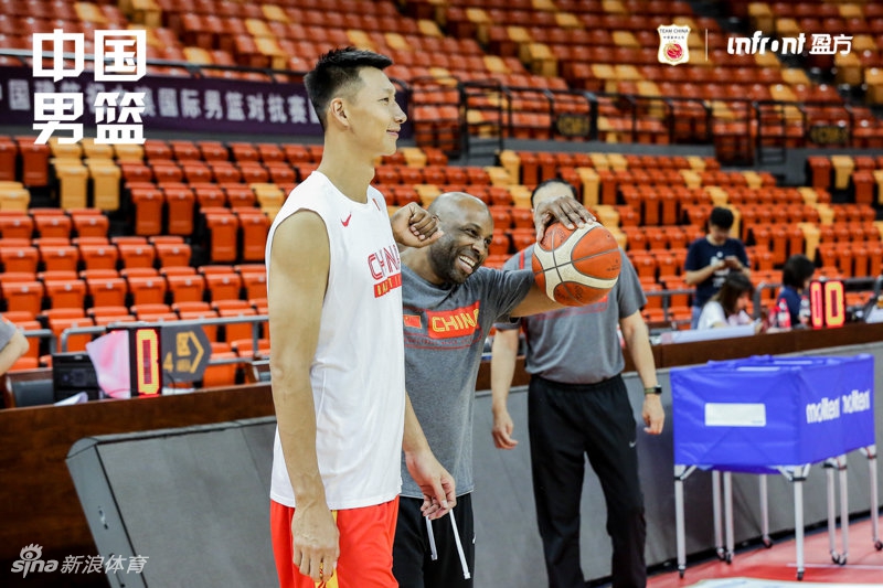 中国男篮踩场训练备战热身赛