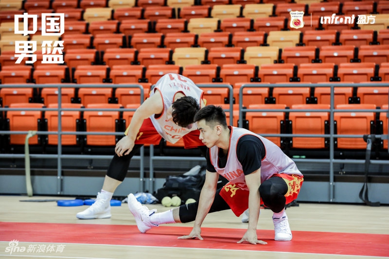 中国男篮踩场训练备战热身赛