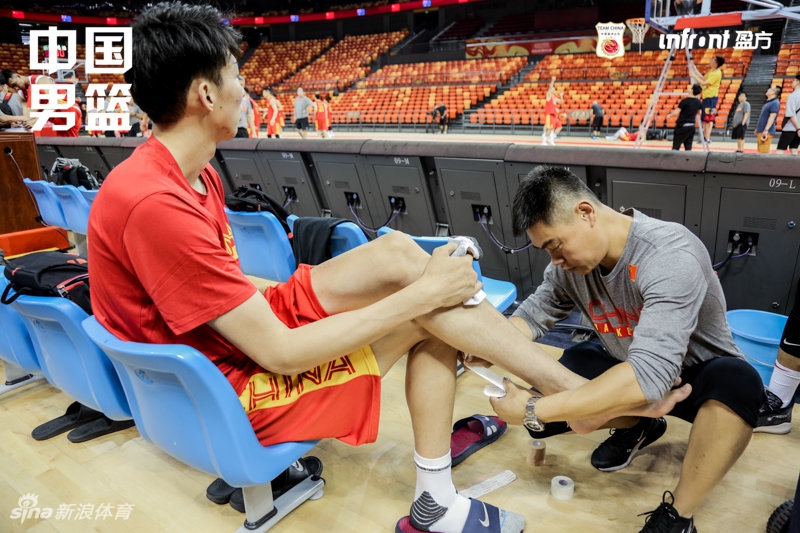 中国男篮踩场训练备战热身赛