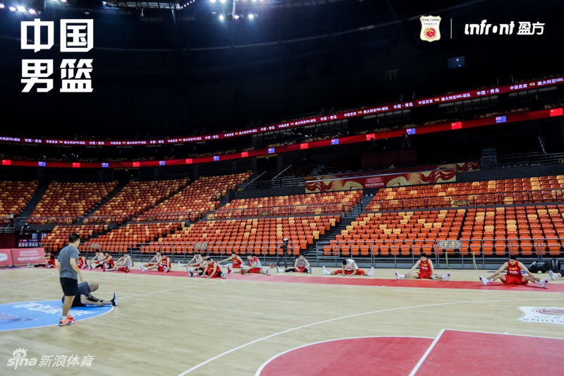 中国男篮踩场训练备战热身赛