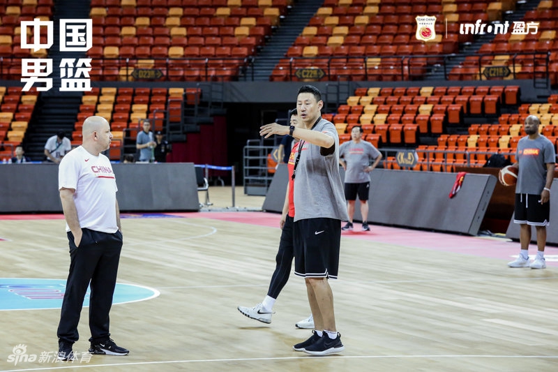 中国男篮踩场训练备战热身赛