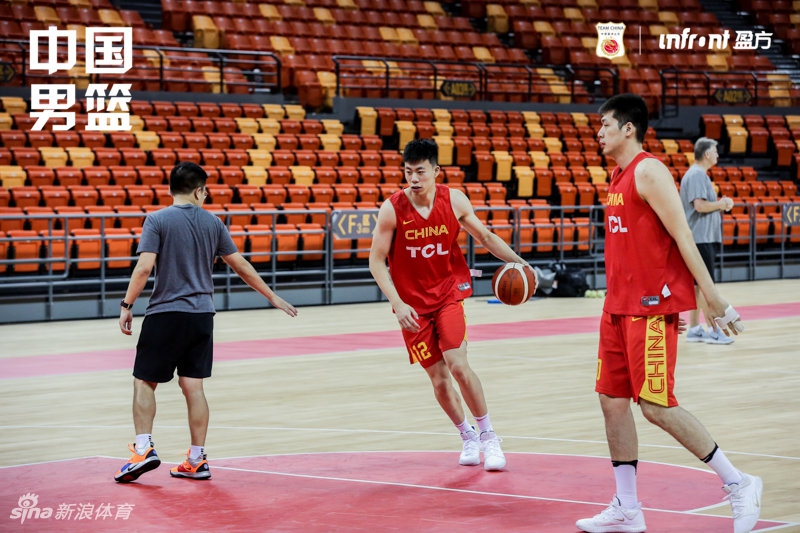 中国男篮踩场训练备战热身赛