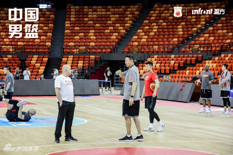中国男篮踩场训练备战热身赛