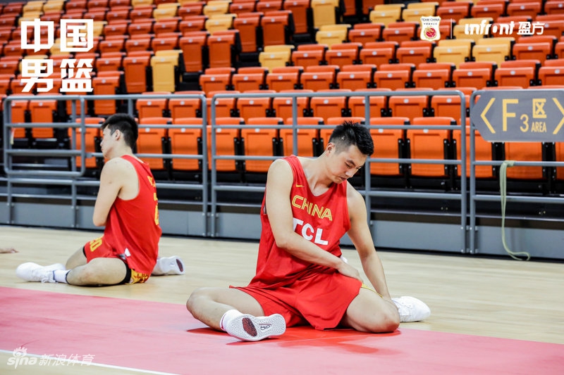 中国男篮踩场训练备战热身赛