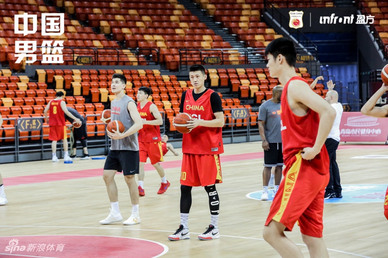 中国男篮踩场训练备战热身赛