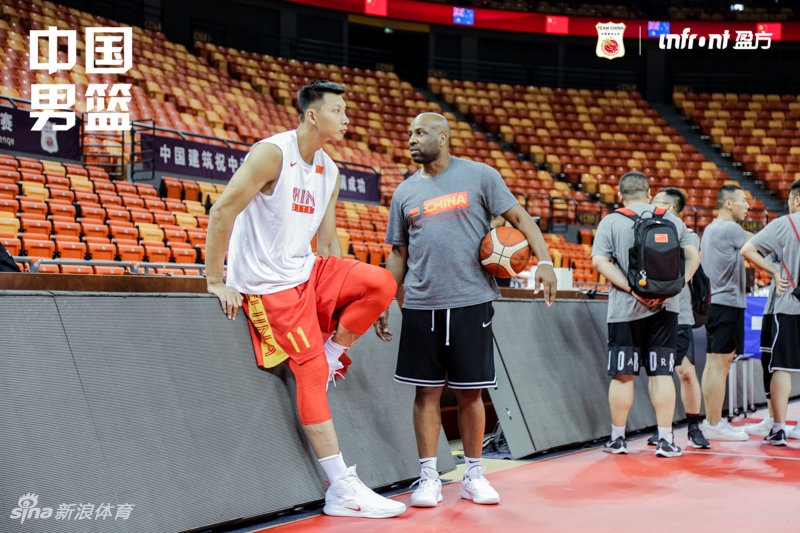 中国男篮踩场训练备战热身赛