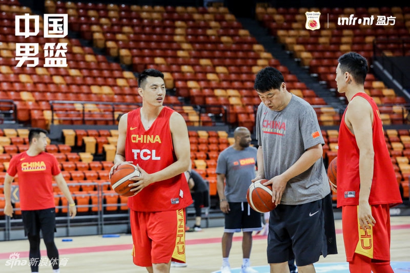 中国男篮踩场训练备战热身赛