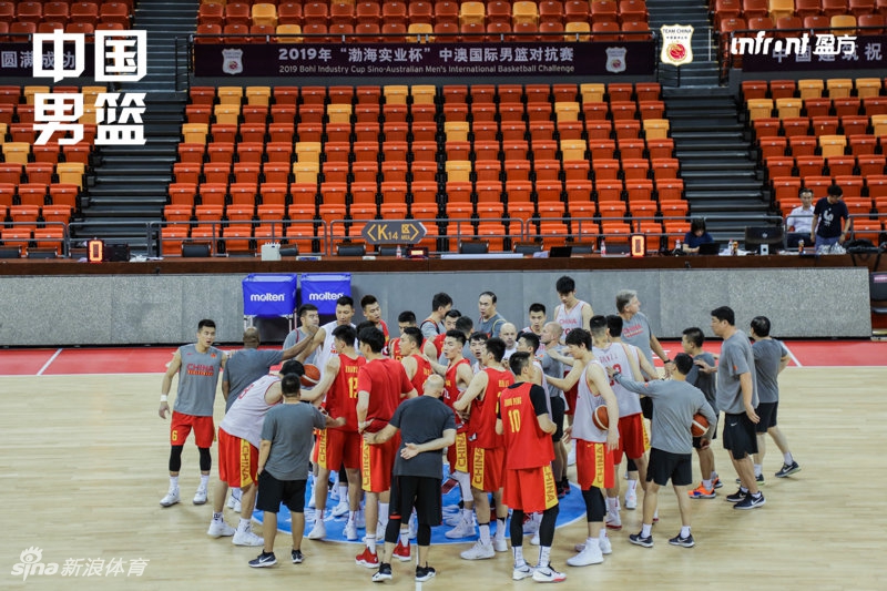 中国男篮踩场训练备战热身赛