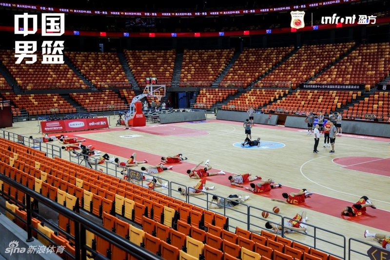 中国男篮踩场训练备战热身赛