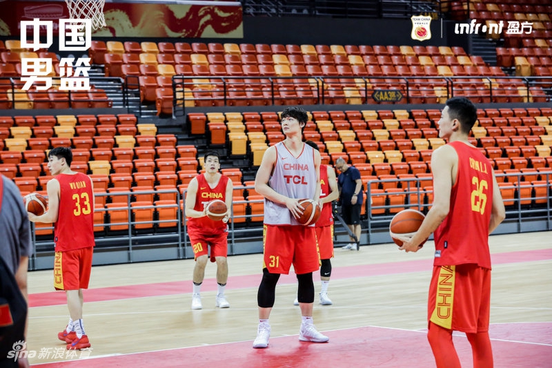 中国男篮踩场训练备战热身赛