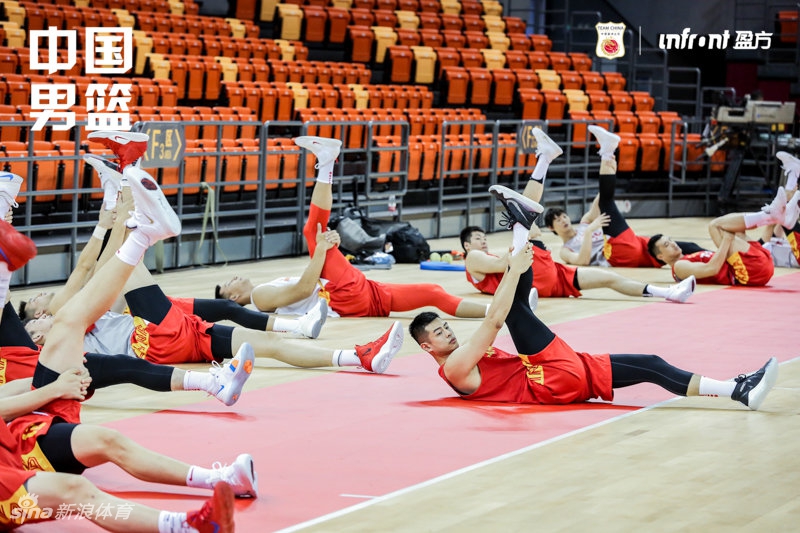 中国男篮踩场训练备战热身赛