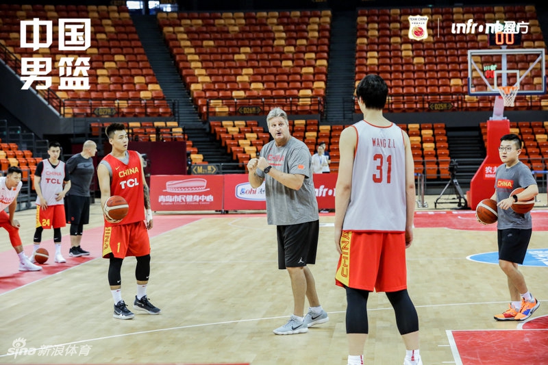 中国男篮踩场训练备战热身赛