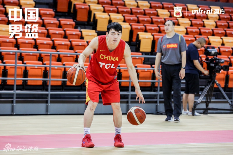 中国男篮踩场训练备战热身赛