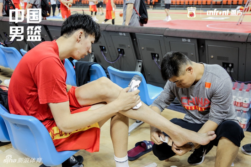 中国男篮踩场训练备战热身赛