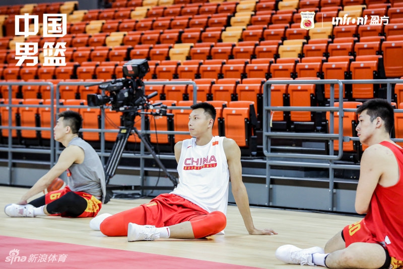中国男篮踩场训练备战热身赛