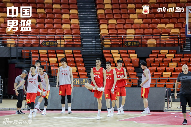 中国男篮踩场训练备战热身赛